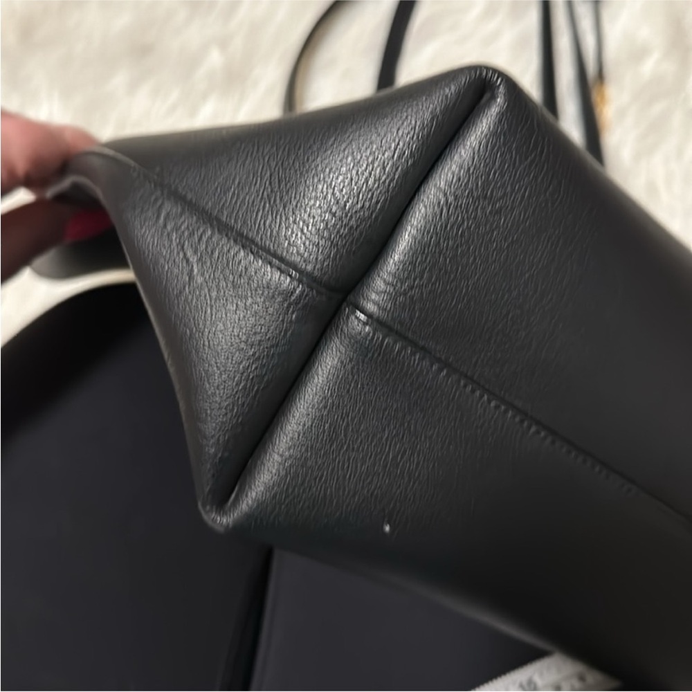 Yves Saint Laurent Black Leather Tote Bag with Sleek Design - Picture 5 of 15